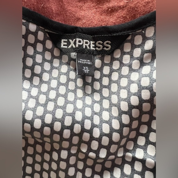 Express Geometric Print Black & White Zip Front Top – XS - Picture 14 of 14